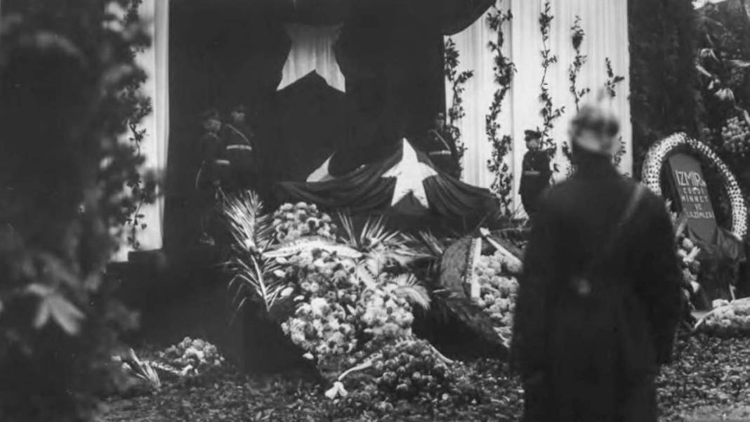 Arşivden çıkan kareler duygulandırdı: Atatürk’ün son yolculuğu adım adım görüntülendi 12